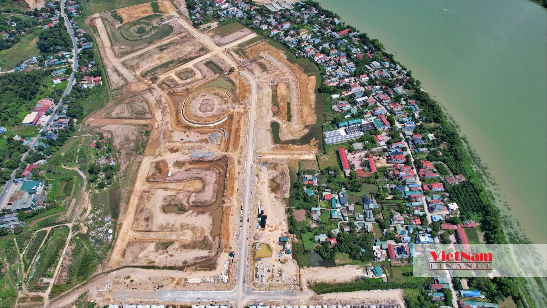 Cảnh quan ven sông và hệ thống đường nội bộ đang hoàn thiện.